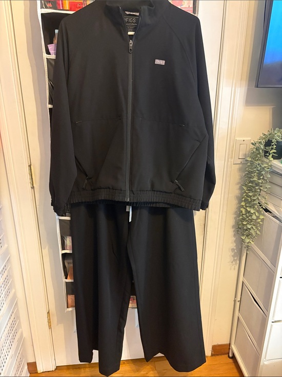 Figs Jackets & Blazers - Figs women’s Sydney Scrub Jacket and wide leg scrub bottoms!